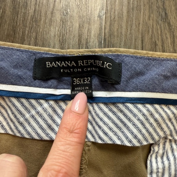 Banana Republic Light Khaki Chinos with Straight Leg Design - Picture 3 of 5
